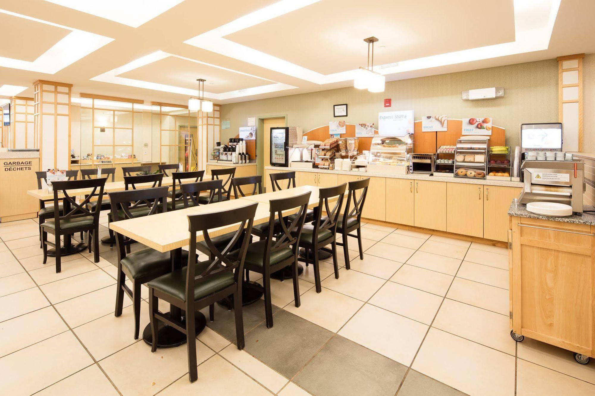 Holiday Inn Express Hotel & Suites Dieppe Airport By Ihg Moncton Exterior foto